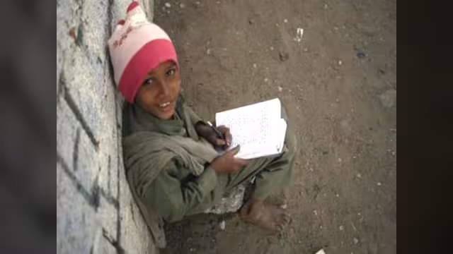 تلاميذ يمنيّون إلى المدرسة