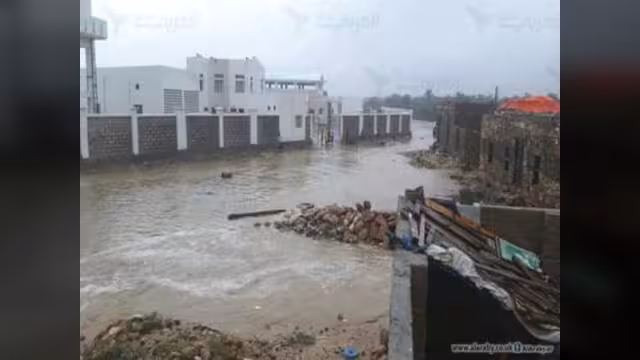 إعصار تشابالا يعزل المكلا عن العالم
