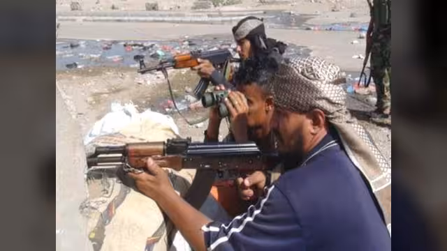 "الحوثيون" يتقدمون قرب باب المندب ومواجهات في الضالع