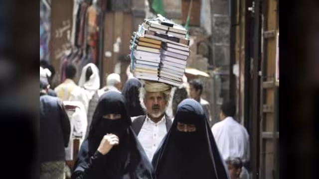 الكتب المدرسيّة.. تباع في سوق اليمن السوداء
