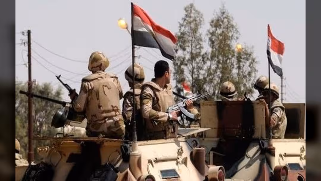 مصر: مقتل ضابط في سيناء وشركات طيران بريطانية تعلق رحلاتها