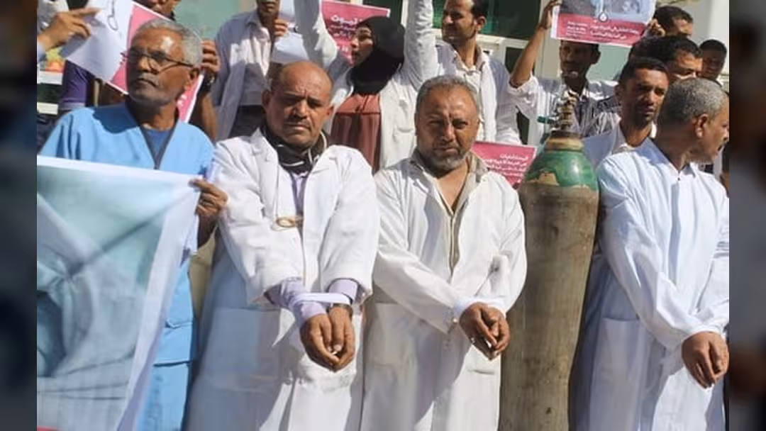 مستشفى الثورة بتعز يندد بالحصار ويناشد المنظمات سرعة توفير الإمدادات الطبية