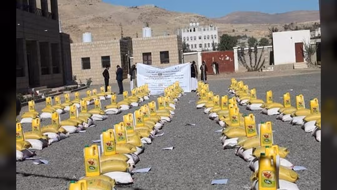 برنامج الاغاثة الوطني يوزع 500 سلة غذائية للنازحين والمتضررين بمحافظة عمران