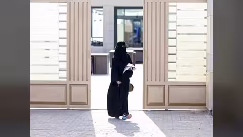 فيديو.. امرأة تضرب رجلاً باستخدام طفل