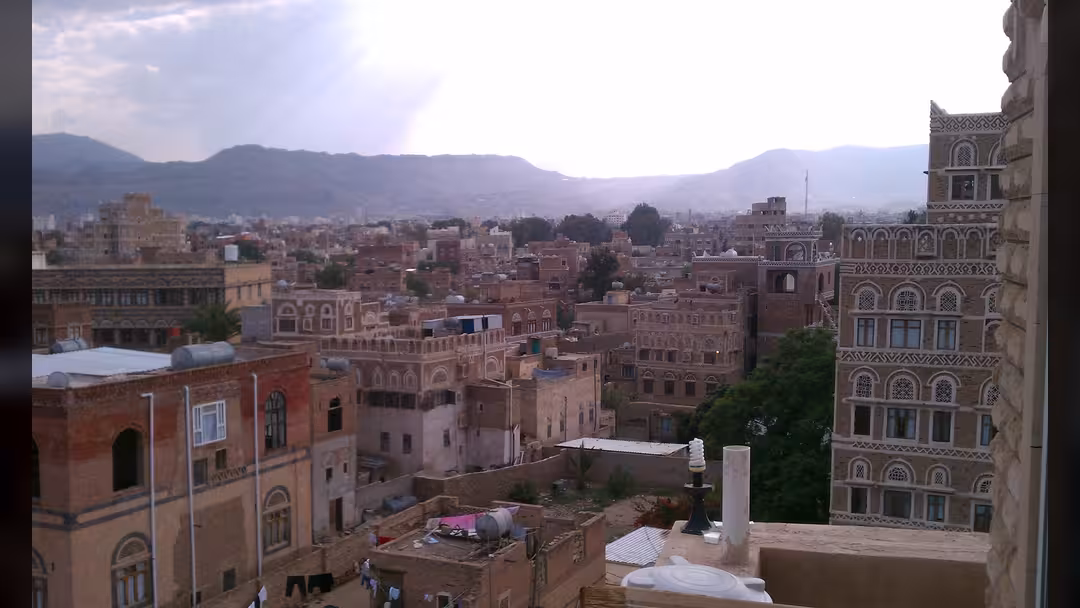 المجلس المحلي بصنعاء يدين تجاوزات حوثيين ويكشف عن إلغاء اللجان الثورية بالمؤسسات (بيان)