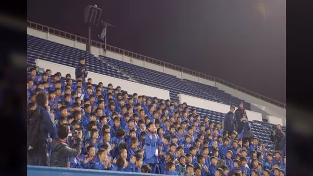 بالفيديو.. طفل ياباني يأسر قلوب نجوم برشلونة خلال التدريبات