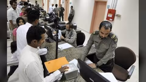 صحيفة سعودية: ولي العهد يوجه بمنع تمديد تأشيرات الزيارة لـ«المتأخرين»