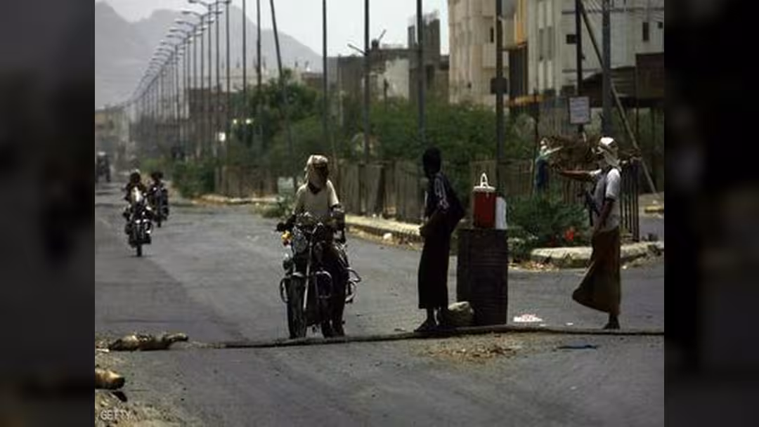 القاعدة تفجر مقر اللجان الشعبية في جعار