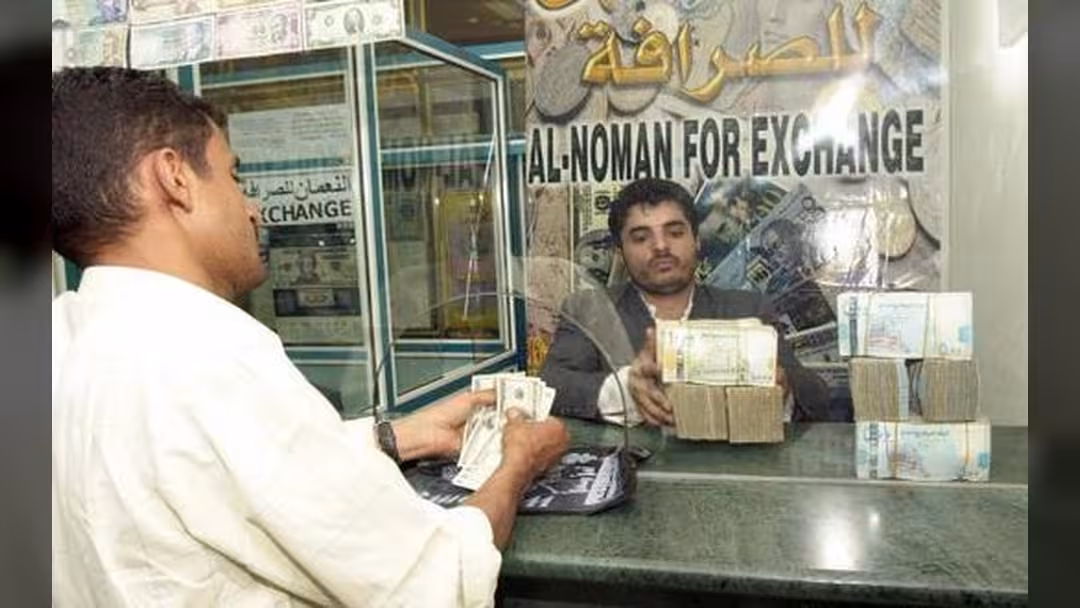 الحوثيون يبتزون شركات الصرافة بدعوى منع انهيار العملة