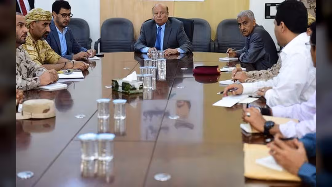هادي يدعو الأجهزة الأمنية في عدن إلى مزيد من اليقظة والحذر