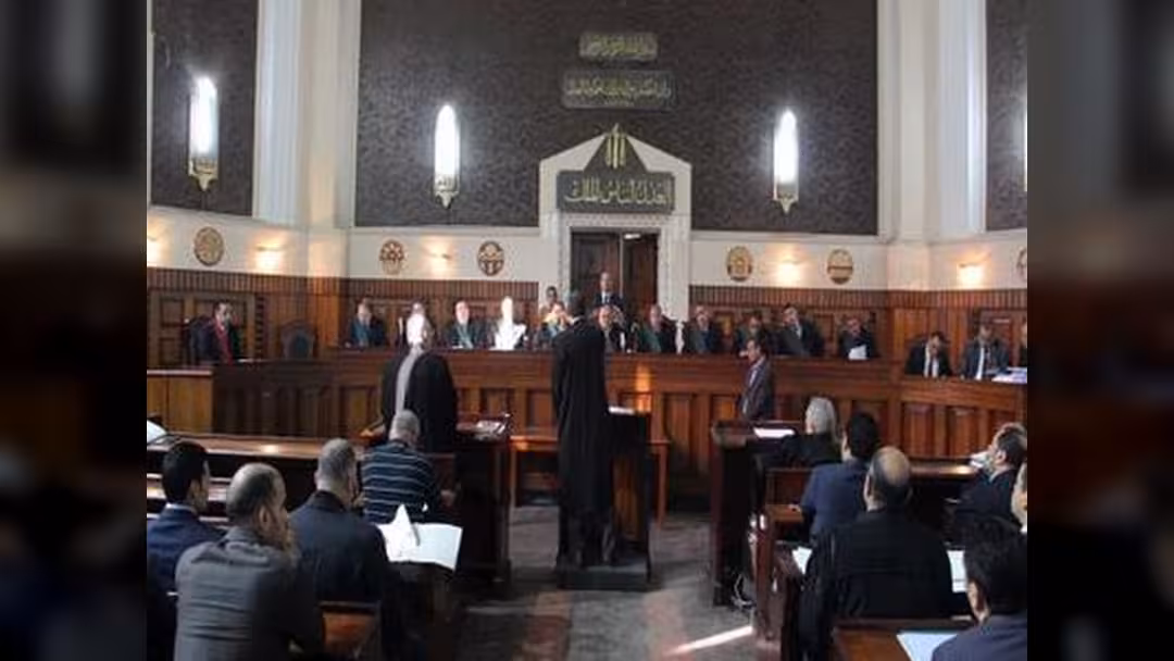 مصر: إلغاء حكم الإعدام على مرشد "الإخوان" و13 آخرين