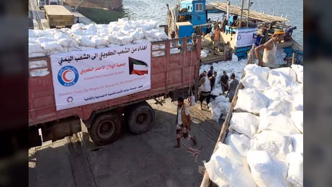 لجنة الاغاثة الكويتية توزع مساعدات بسقطرى
