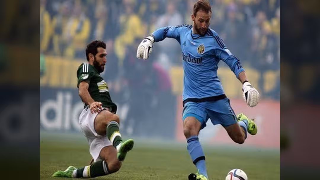 خطأ كارثي في الدقيقة الاولى من حارس كرو يمهد الطريق لتتويج التيمبرز بلقب الMLS (فيديو)