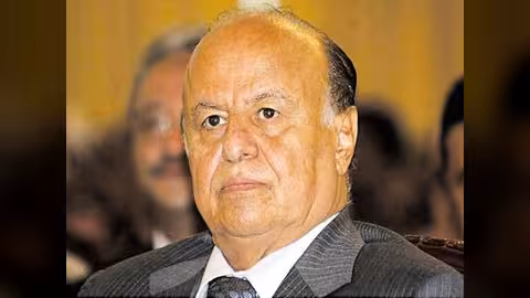هادي يصدر قرارين بتعيين قائداً للمنطقة العسكرية الخامسة ومستشار لوزير الدفاع