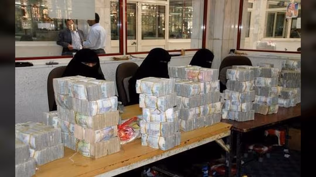 الحكومة تناقش آلية صرف رواتب الموظفين