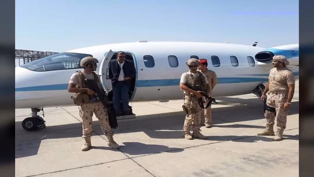 بحاح يغادر عدن بعد زيارة قصيرة التقى فيها هادي وشكوك بأسباب مغادرته