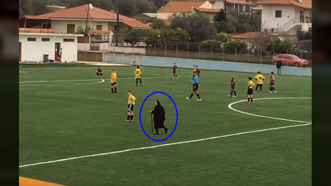بالفيديو.. امراة عجوز تتسبب بإيقاف مباراة لكرة القدم في اليونان!