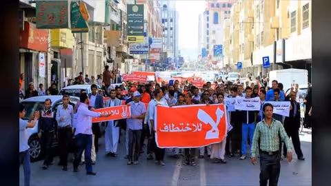 الحوثيون يحتجزون صحفيا ونشطاء بصنعاء
