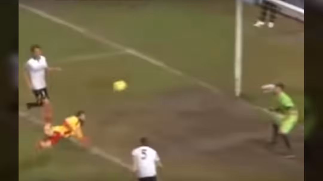بالفيديو.. لاعب ايطالي مغمور يسجل اجمل هدف لعام 2016 على طريقة العقرب