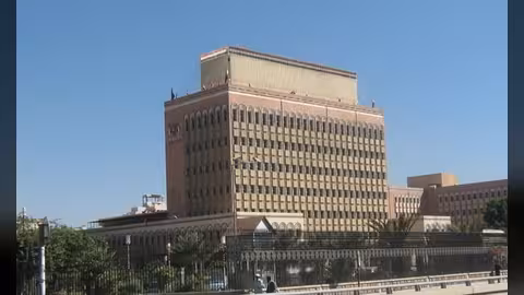 بنوك صنعاء تنفي قيام البنك المركزي بوقف دعم بعض السلع بالعملة (تفاصيل)