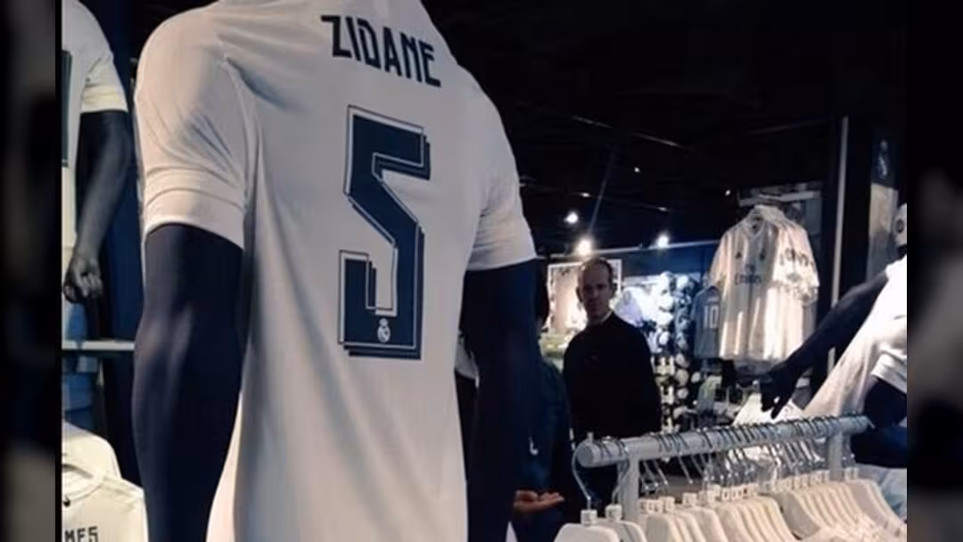 قميص زيدان في ريال مدريد يطرح للبيع من جديد !