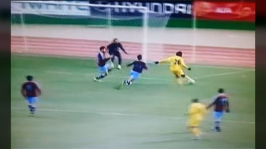 بالفيديو.. لاعب تونسي ينقذ الكرة عن خط المرمى!