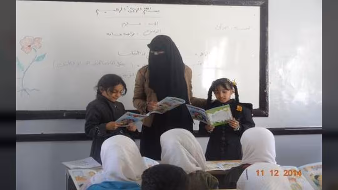 استقطاعات قسرية من مرتبات المعلمين في اليمن