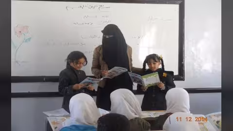 استقطاعات قسرية من مرتبات المعلمين في اليمن