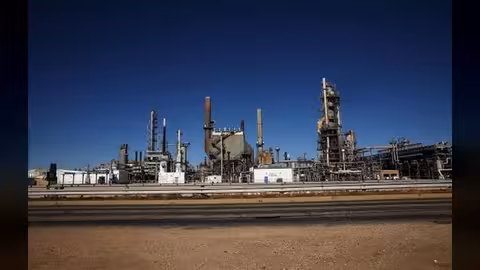 النفط يرتفع مع انخفاض الإنتاج الأمريكي