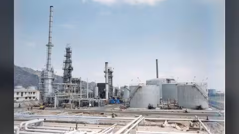 فريق هندسي يتمكن من اصلاح انبوب النفط بمصافي عدن