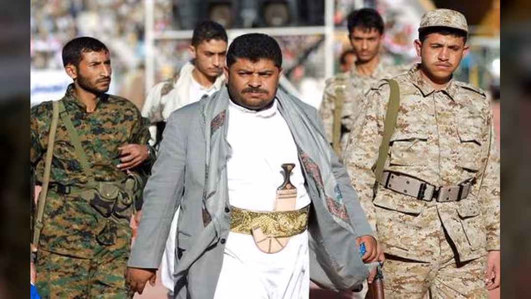الحوثي يتنقل على دراجة هربا من القصف الجوي (فيديو)