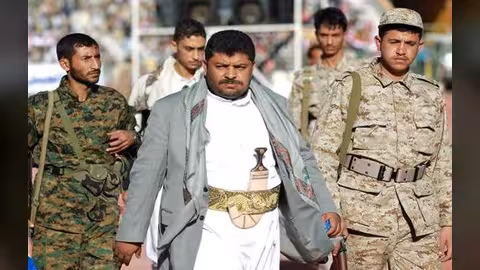 الحوثي يتنقل على دراجة هربا من القصف الجوي (فيديو)