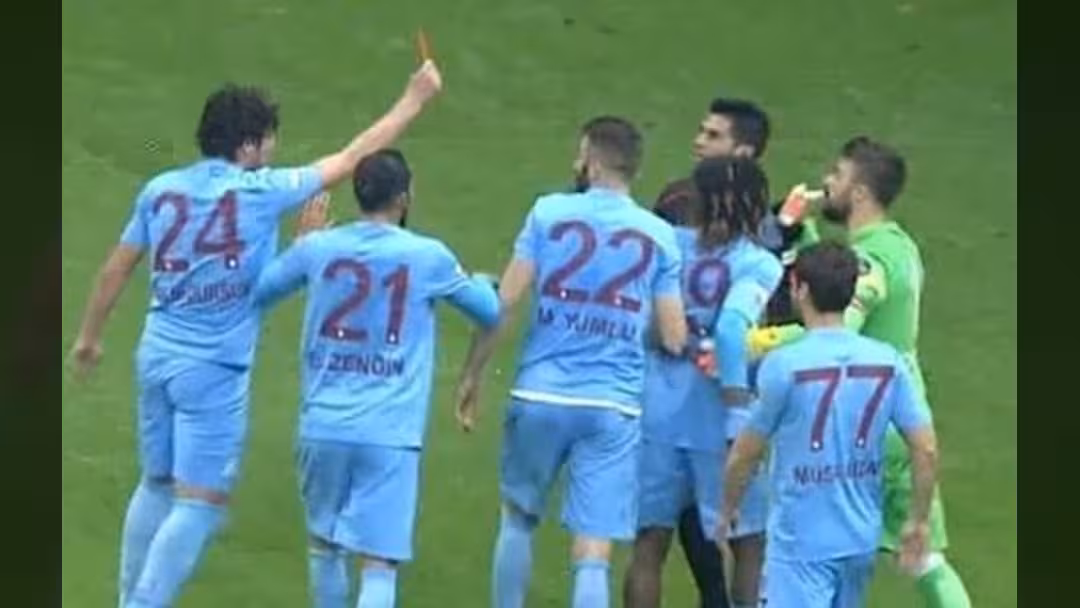 بالفيديو.. لاعب تركي يشهر البطاقة الحمراء بوجه الحكم