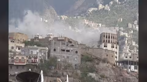 اصابة 12 مدنياً بينهم 3 أطفال في قصف حوثي على "تعز"