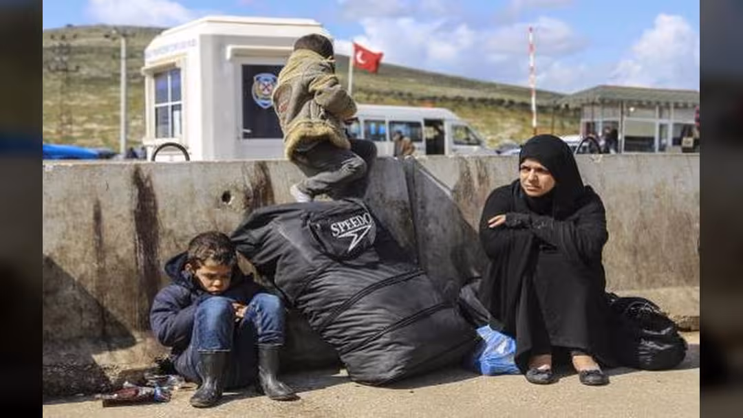 35 ألف فار سوري يحتشدون على الحدود التركية المغلقة