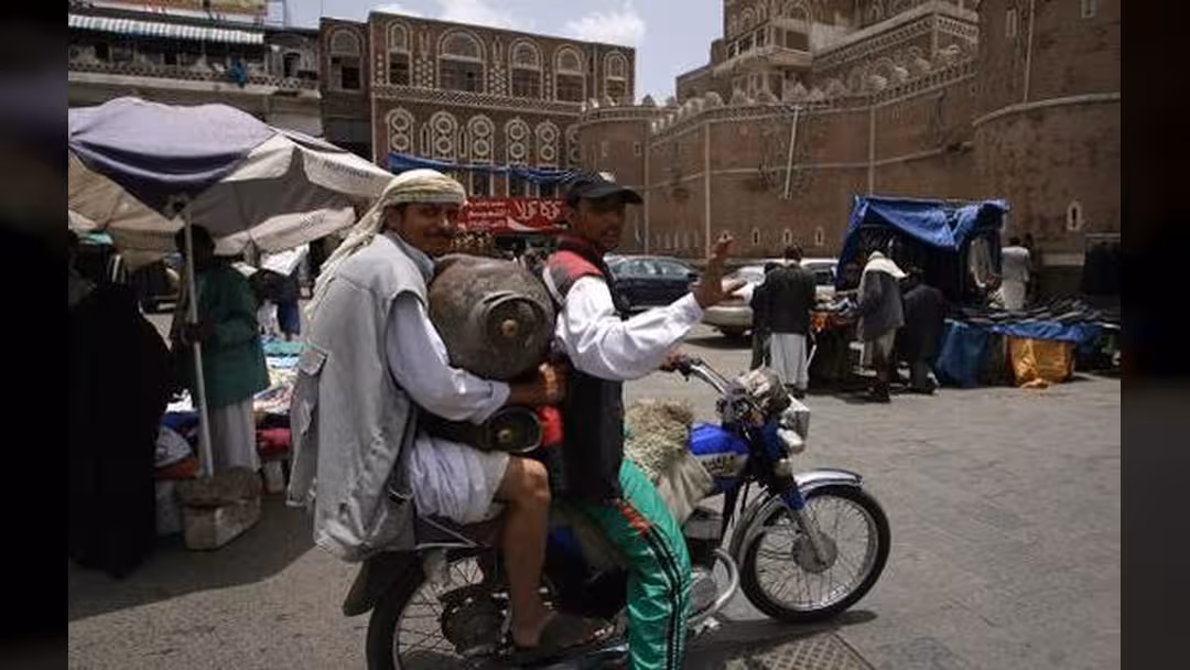 الدرّاجات.. مصدر رزق مطارد في اليمن