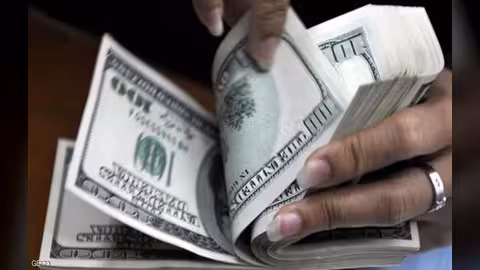 أسعار الدولار ترتفع بسبب هبوط أسعار السلع الأولية