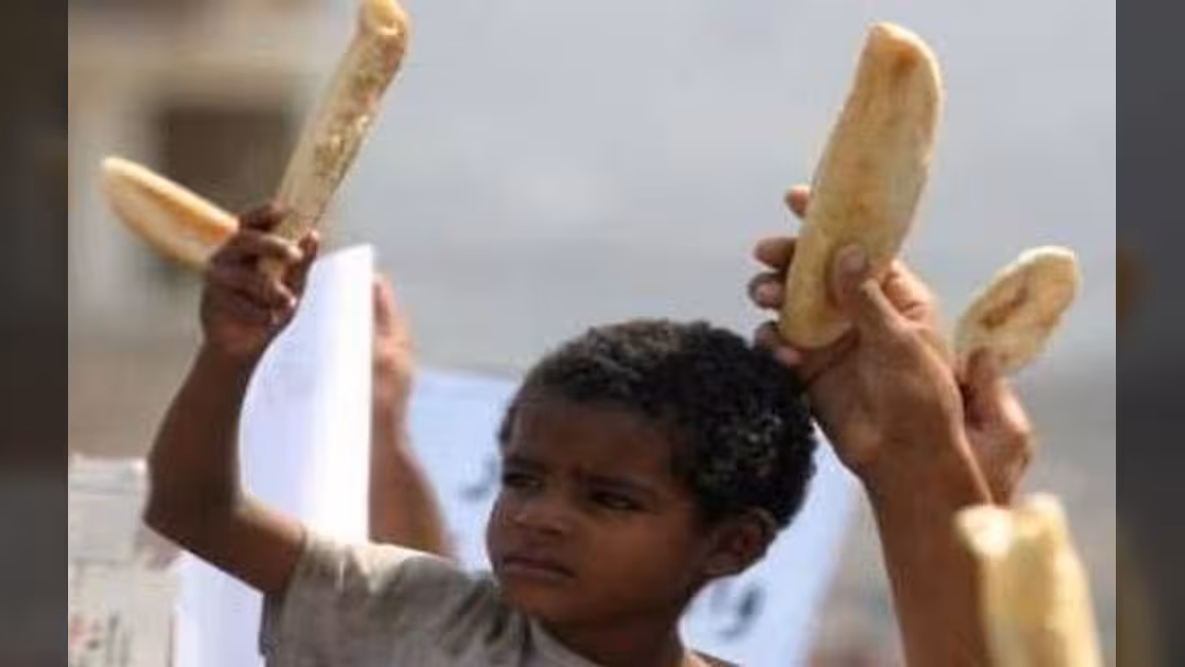 البنك الدولي: 80% من اليمنيين أصبحوا فقراء بينهم 8 ملايين انضموا عام 2015