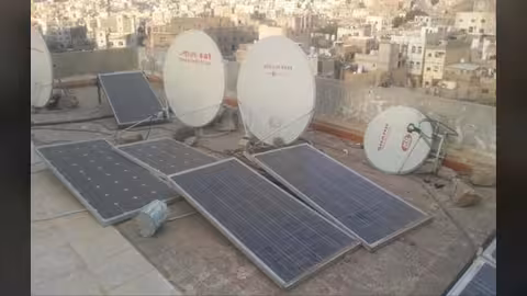 الطاقة الشمسية تنير منازل اليمنيين في الحرب