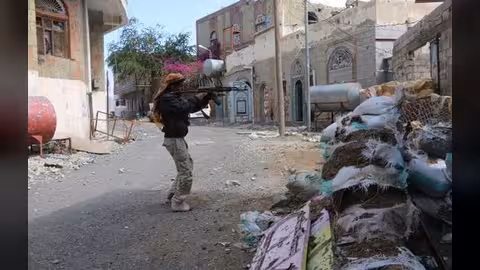 الجيش والمقاومة يعلنان فك الحصار عن تعز من الجهة الغربية