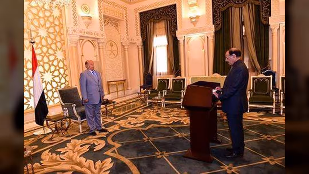الفريق علي محسن: سنعمل على إخراج اليمن من التحديات التي تمر بها
