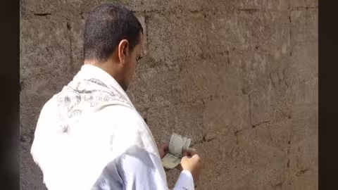 يمنيون يترقبون رواتبهم