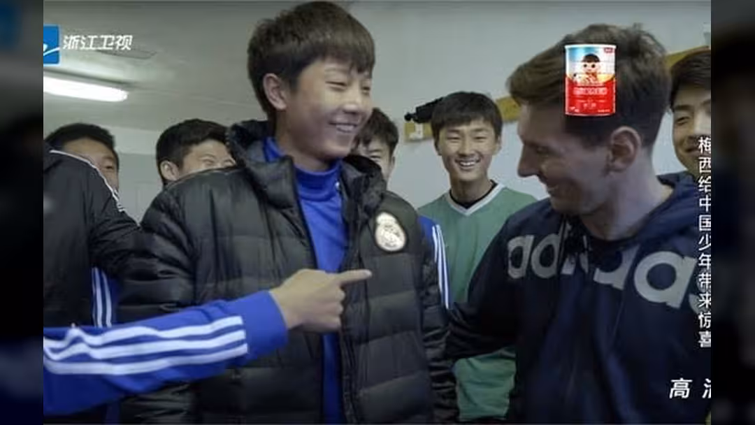 شاب "مدريدي" بالصين يحرج ميسي برفض التسليم عليه (فيديو)