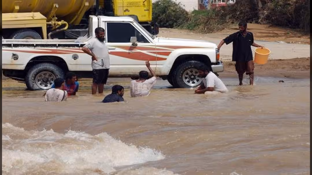 لجنة الاغاثة تدعو المنظمات الانسانية مساعدة المتضررين من سيول الامطار في أبين