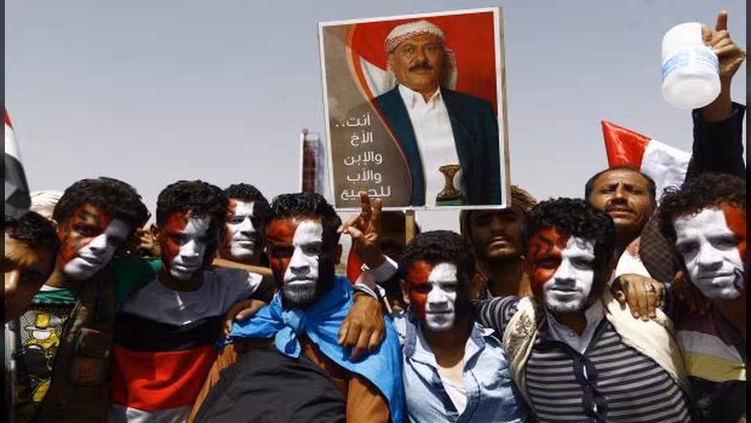 انقسامات شريكي انقلاب اليمن: استعراض بالميادين وتراشق بين الأنصار