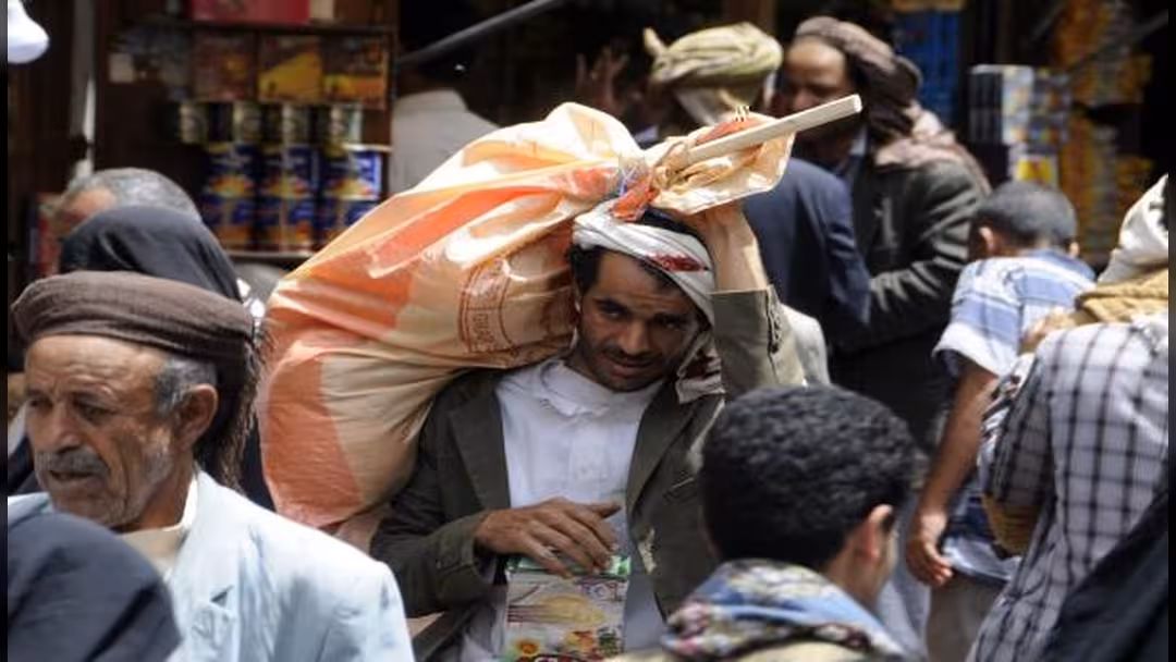 يمنيّون بلا رواتب