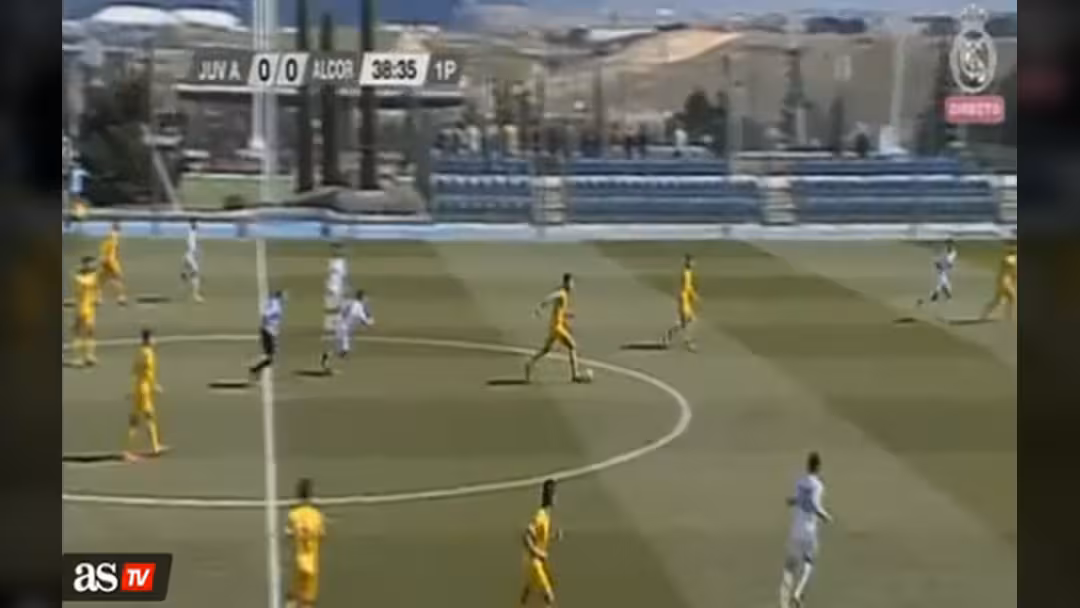 ابن زيدان يستقبل هدفا من 40 متراً (فيديو)