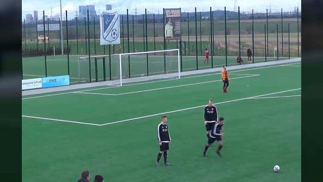 بالفيديو.. لاعب يسجل هدفا من مسافة 70 ياردة !