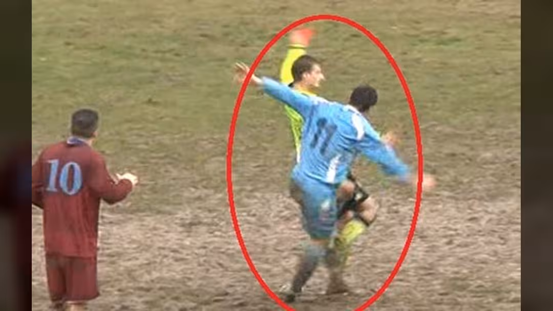 لاعب يعتدي على حكم بطريقة وحشية في إيطاليا (فيديو)