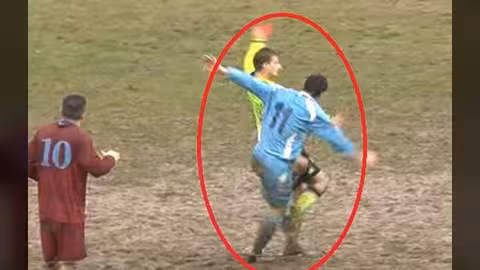 لاعب يعتدي على حكم بطريقة وحشية في إيطاليا (فيديو)